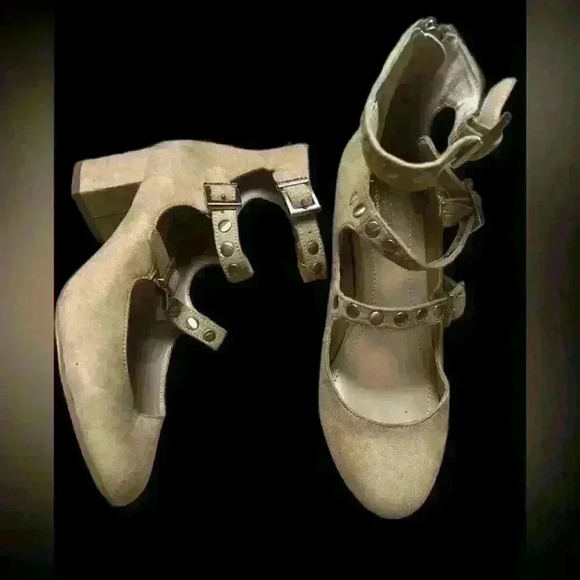 New Charles by Charles David size 6.5 round toed heels - Picture 1 of 2